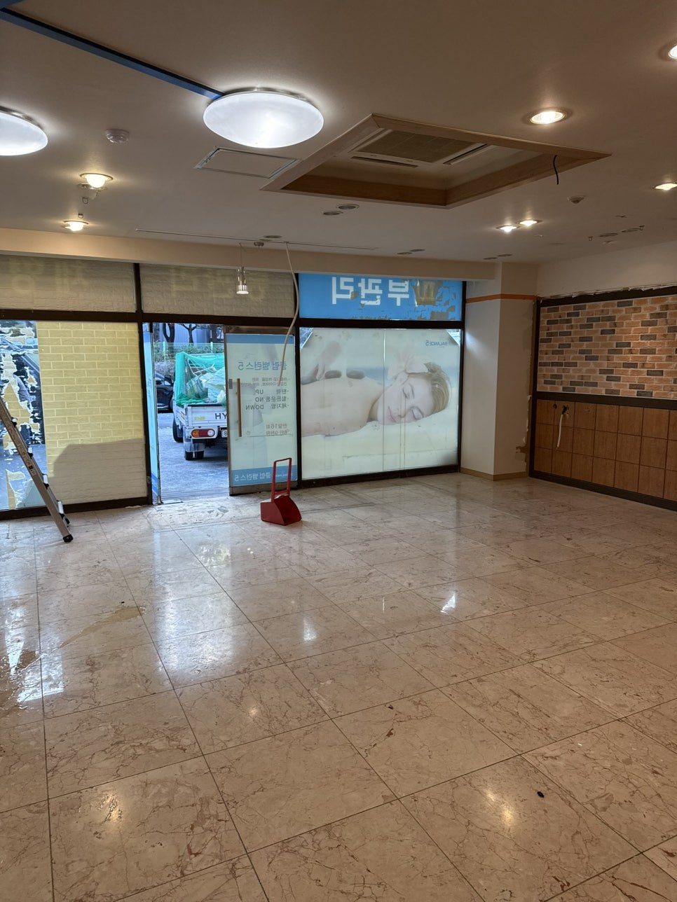 사무실 내부 전체 철거 후 비워진 상가 공간