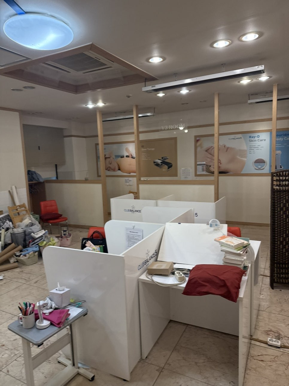 성남 세라젬 영업소 사무실 내부 철거 전 집기와 파티션